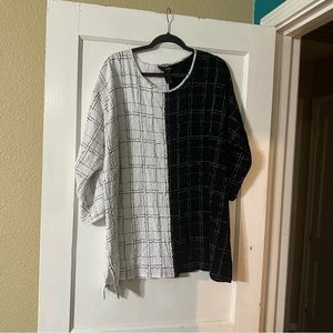 Ali Miles Black and White Tunic Top